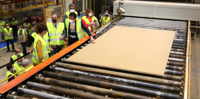 Visita a las instalaciones de la empresa de madera Finsa en Cella (Teruel)