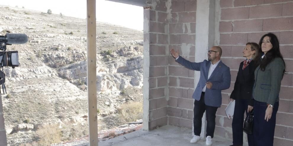 La directora gerente de Suelo y Vivienda de Aragón firma el inicio de las obras de la fase final de cuatro viviendas para trabajadores en Gúdar La directora gerente de Suelo y Vivienda de Aragón firma el inicio de las obras de la fase final de cuatro viviendas para trabajadores en Gúdar