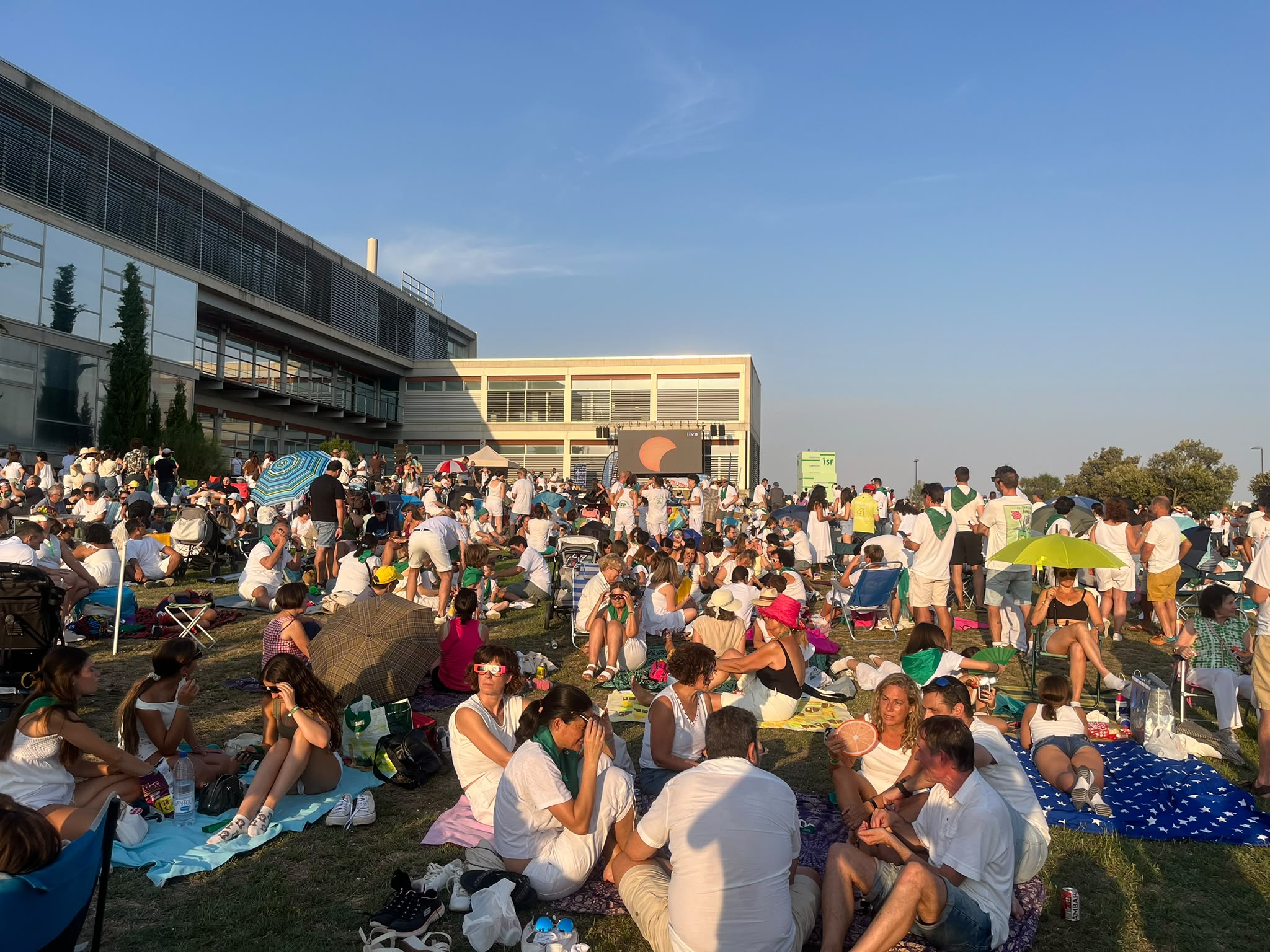 Walqa reúne a cerca de 4.000 personas para disfrutar del eclipse total de Sol y las Perseidas Walqa reúne a cerca de 4.000 personas para disfrutar del eclipse total de Sol y las Perseidas