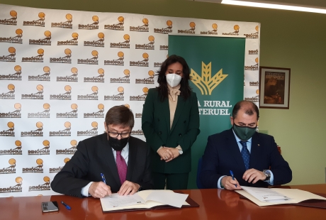 Dinópolis y Caja Rural de Teruel ratifican el convenio que mantendrá precios reducidos para escolares turolenses