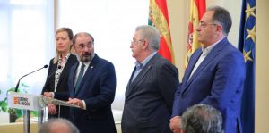 Presidente de Aragón, Javier Lambán, junto con la consejera de Economía, Planificación y Empleo, Marta Gastón, han mantenido una reunión con directivos de la empresa APRC, que va a instalarse en Plaza